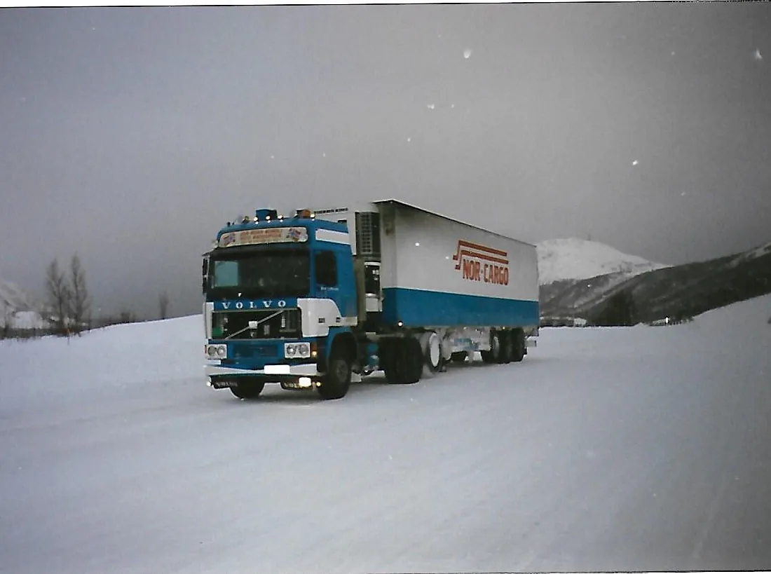 Gammelt bilde av Nor-Cargo trailer på vintervei