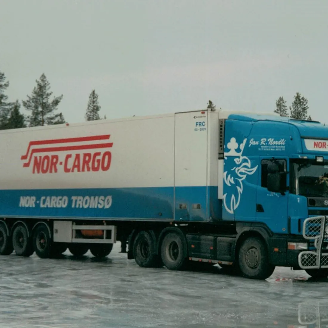 Gammelt bilde av Nor-Cargo trailer på parkeringplass